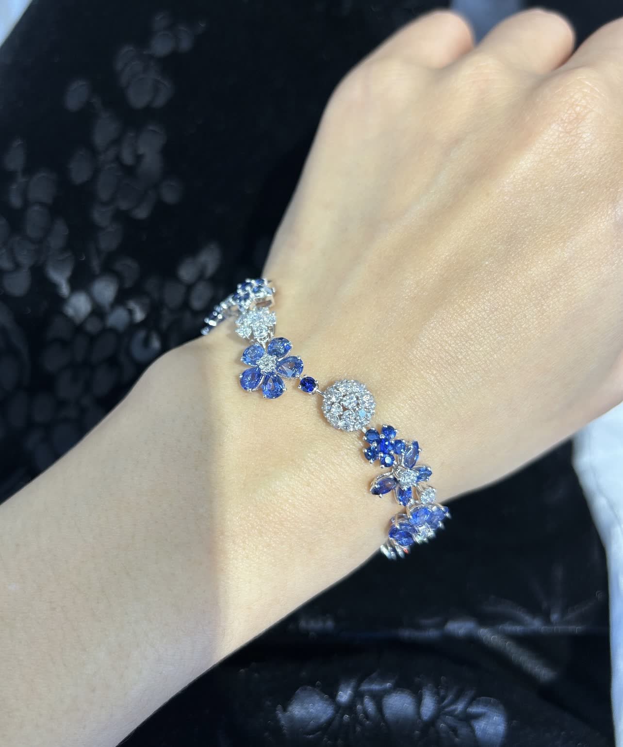 Van Cleef & Arpels Elegant Blue Sapphire and Diamond Bracelet